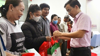 Công đoàn cơ sở Chi nhánh NHCSXH tỉnh Đắk Lắk sẻ chia khó khăn với người dân vùng bão