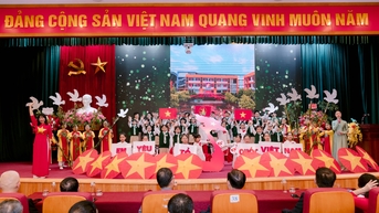 Viet Hung Ward បាន​ផ្តល់​កិត្តិយស​ដល់​សមូហភាព និង​បុគ្គល​ជា​ច្រើន​ក្នុង​ថ្ងៃ​ទិវា​គ្រូបង្រៀន​វៀត​ណាម ២០ វិច្ឆិកា