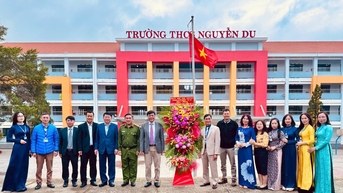 ថ្នាក់ដឹកនាំវួដ Xuan Huong - Da Lat បានទៅទស្សនា និងអបអរសាទរសាលានានាក្នុងទិវាគ្រូបង្រៀនវៀតណាម ថ្ងៃទី 20 ខែវិច្ឆិកា