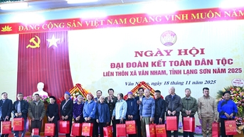 Đại tướng Lương Tam Quang dự Ngày hội Đại đoàn kết toàn dân tộc tại xã Vân Nham, tỉnh Lạng Sơn