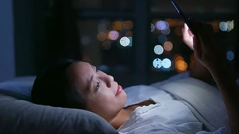 Dùng điện thoại trước khi ngủ có hại?