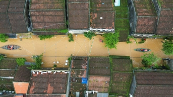 Du khách thích thú ngồi thuyền, uống cà phê ngắm mùa nước lụt ở phố cổ Hội An