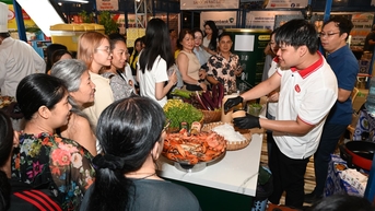 Đông đảo người dân thưởng thức cua Lễ hội Ẩm thực cua Cà Mau