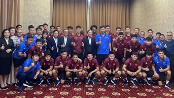 ស្ថានទូតវៀតណាមប្រចាំនៅឡាវ លើកទឹកចិត្តដល់ក្រុមបាល់ទាត់ជម្រើសជាតិ។