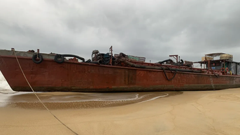 Một tàu hàng bị mắc cạn trên vùng biển Quảng Ngãi