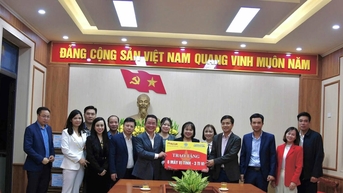 Báo Pháp luật Việt Nam trao thiết bị hỗ trợ giáo dục cho xã Liên Minh, Quảng Yên