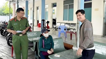 Hành động đẹp của người phụ nữ bán vé số dạo