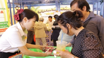 ហ្វូង​ក្តាម​សម្រុក​ចូល​រួម​ក្នុង​ពិធី​ធ្វើ​ម្ហូប​ក្តាម Ca Mau តូប​លក់​បាន​១០០​គីឡូ​ត្រឹម​តែ​២​ម៉ោង