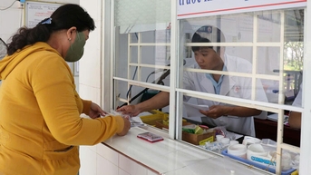 លេបថ្នាំតាមវេជ្ជបញ្ជារបស់គ្រូពេទ្យ។