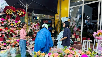 Nhộn nhịp thị trường hoa và quà tặng dịp 20/11
