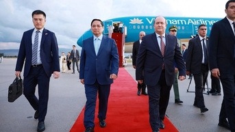 Thủ tướng Algeria ra tận sân bay đón Thủ tướng Phạm Minh Chính và Phu nhân