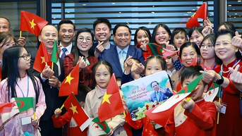 [រូបថត] នាយករដ្ឋមន្ត្រី Pham Minh Chinh និងភរិយាជួបសហគមន៍វៀតណាមនៅអាល់ហ្សេរី