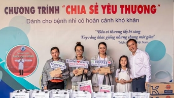 Chia sẻ yêu thương với bệnh nhi có hoàn cảnh khó khăn