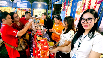 Người dân TP.HCM ùn ùn đến, Lễ hội cua Cà Mau 'hết sạch cua'