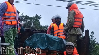 Kịp thời hỗ trợ các khu dân cư bị mưa lũ chia cắt