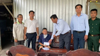 Xã Bình Thành: Thăm hỏi, hỗ trợ các hộ dân bị thiệt hại do mưa, lũ