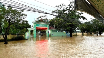 Mưa lớn gây ngập lụt trở lại, nhiều trường tiếp tục cho học sinh nghỉ học