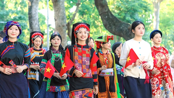 Sắc phục nghìn năm hội tụ tại Bách hoa bộ hành