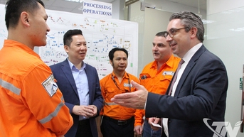 រដ្ឋលេខាធិការ​សភា​អាល្លឺម៉ង់​ធ្វើ​ទស្សនកិច្ច​នៅ​អណ្តូងរ៉ែ​នុយផាវ