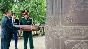 Dâng hoa, dâng hương tưởng niệm các anh hùng liệt sĩ tại Nghĩa trang liệt sĩ Chư Prông