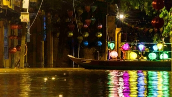 Hội An lung linh trong nước lũ