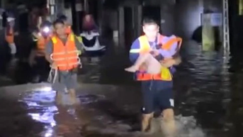Khánh Hòa: Kịp thời đưa cháu bé từ vùng lũ bị hóc dị vật đi cấp cứu