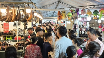 Hơn 30.000 lượt khách tham quan không gian trưng bày, triển lãm, hội chợ thương mại tại Ngày hội Cua Cà Mau - Lần thứ II năm 2025