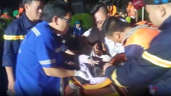 Kịp thời đưa cháu bé từ vùng lũ bị hóc dị vật đi cấp cứu