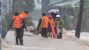 Trắng đêm cứu giúp người dân tại nhiều vùng trũng phía đông Đắk Lắk