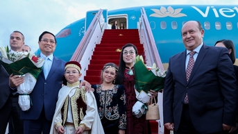 Thủ tướng Algeria ra sân bay đón Thủ tướng Phạm Minh Chính và phu nhân