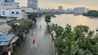 Triều cường ở TP.HCM vượt báo động, thời tiết Nam bộ lạnh dưới 20 độ C