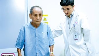 Thay khớp háng giúp cụ ông 85 tuổi phục hồi vận động sau gãy cổ xương đùi