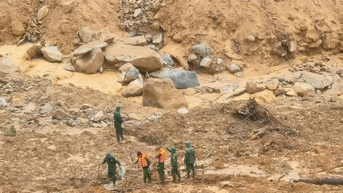 Đà Nẵng: Nhiều tiếng nổ ở khu vực sạt lở, gián đoạn việc tìm kiếm nạn nhân