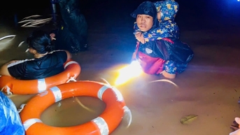 Hàng trăm nhà dân ở Đắk Lắk ngập sâu qua nóc, người dân bị cô lập kêu cứu