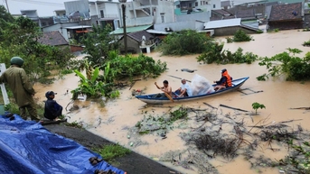 Mưa lớn kết hợp nước lũ khiến nhiều khu dân cư ở xã Đồng Xuân ngập 3 - 4 m