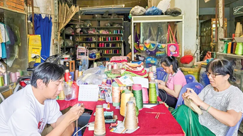 Cô Hoa 20 năm lặng thầm dạy nghề miễn phí cho người khuyết tật