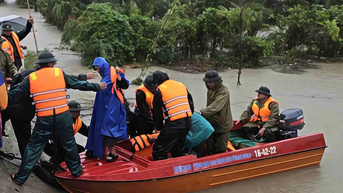 Gia Lai: Cứu 11 người dân bị cô lập giữa dòng nước lũ