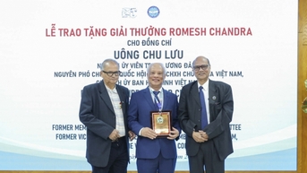 Chủ tịch Ủy ban Hòa bình Việt Nam Uông Chu Lưu nhận Giải thưởng Romesh Chandra của Ấn Độ