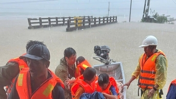 Công an tỉnh Đắk Lắk căng mình trong mưa lũ để giúp dân