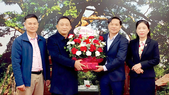 Báo và phát thanh, truyền hình Tuyên Quang chúc mừng Sở Giáo dục và Đào tạo nhân kỷ niệm 43 năm Ngày Nhà giáo Việt Nam