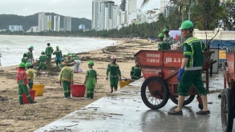 Nỗ lực thu dọn rác dạt vào bờ biển Nha Trang