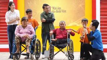 MC Dương Hồng Phúc, Chế Nguyễn Quỳnh Châu và Hồ Phi Nal khóc nghẹn trước cảnh ngặt nghèo của các em nhỏ trong Mái ấm gia đình Việt