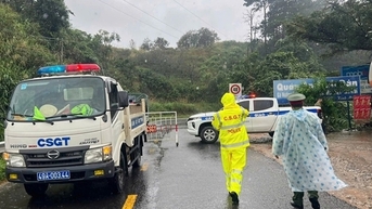 ភ្លៀង​ធ្លាក់​ខ្លាំង​គម្រាម​ Song Pha ហាម​យានយន្ត​ឆ្លងកាត់