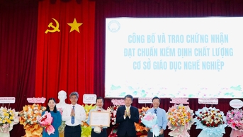 អនុប្រធានគណៈកម្មាធិការប្រជាជនខេត្ត Lam Dong លោក Nguyen Minh បានចូលរួមពិធីអបអរសាទរថ្ងៃទី ២០ ខែវិច្ឆិកា នៅមហាវិទ្យាល័យ Binh Thuan