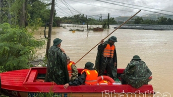 បញ្ជាការដ្ឋានការពារភូមិភាគទី២ - ឌៀនខាញ់ បានចល័តកម្លាំងអតិបរិមា ដើម្បីជម្លៀសគ្រួសារនៅតំបន់លិចលង់យ៉ាងជ្រៅទៅកាន់ទីទួលសុវត្ថិភាព។