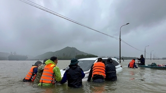 Kịp thời cứu hộ ô tô bị lũ cuốn tại xã Nông Sơn