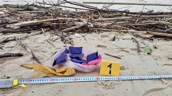 Trong lúc đi nhặt củi, phát hiện ma túy trôi dạt vào bờ biển Nam Cửa Việt