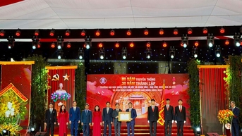 Trường đại học Khoa học Xã hội và Nhân văn đón nhận Huân chương Lao động hạng Nhất