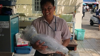 Niềm vui ngày Nhà giáo Việt Nam qua những món quà 'không đụng hàng'