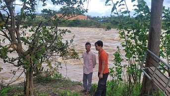 Sạt lở bờ sông Đăk Snghé, hàng trăm hộ dân đối mặt nguy hiểm